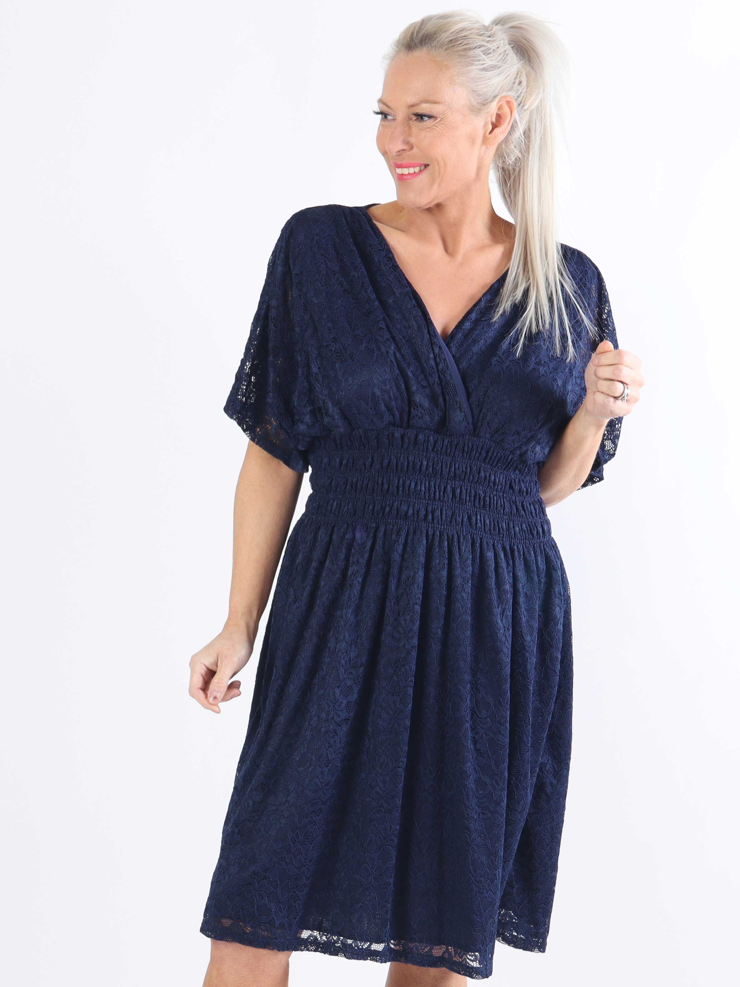 Pams Lace Short S/S - Kort plus size blondekjole med korte ærmer